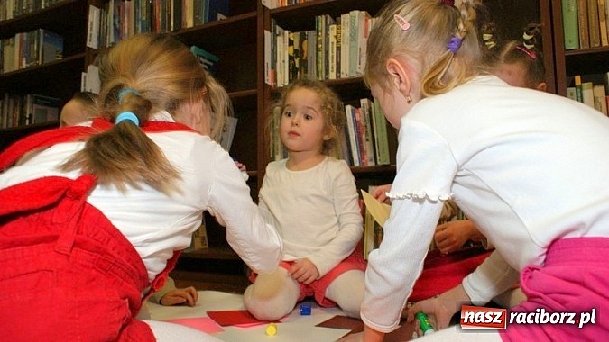 Zdjęcie w galerii na portalu naszraciborz.pl: Nocka z Koziołkiem Matołkiem w Bibliotece wiadomości z regionu