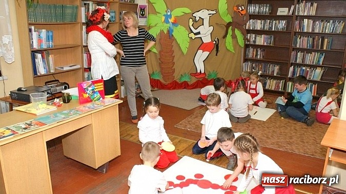 Zdjęcie w galerii na portalu naszraciborz.pl: Nocka z Koziołkiem Matołkiem w Bibliotece wiadomości z regionu