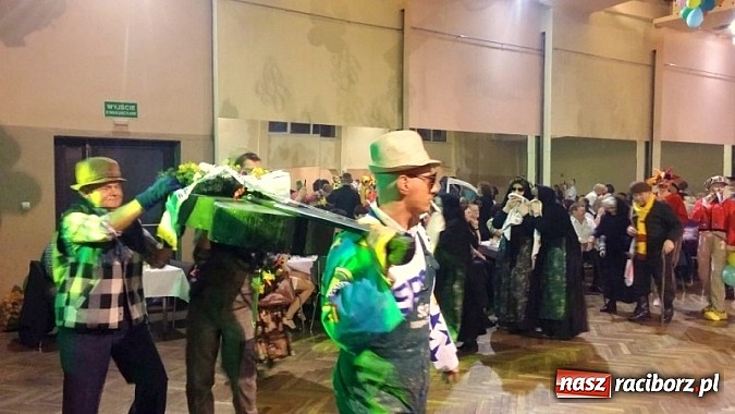 Zdjęcie w galerii na portalu naszraciborz.pl: Walentynkowe pogrzebanie basa w Krzanowicach wiadomości z regionu