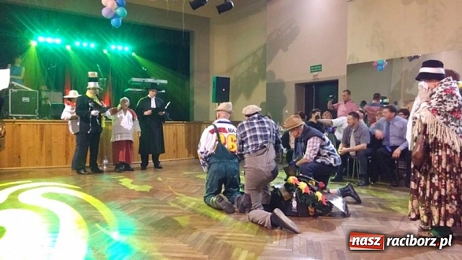 Zdjęcie w galerii na portalu naszraciborz.pl: Walentynkowe pogrzebanie basa w Krzanowicach wiadomości z regionu