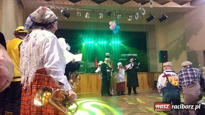 Zdjęcie w galerii na portalu naszraciborz.pl: Walentynkowe pogrzebanie basa w Krzanowicach wiadomości z regionu