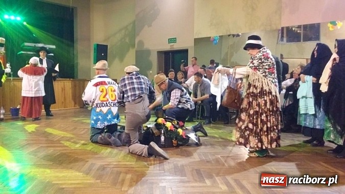 Zdjęcie w galerii na portalu naszraciborz.pl: Walentynkowe pogrzebanie basa w Krzanowicach wiadomości z regionu