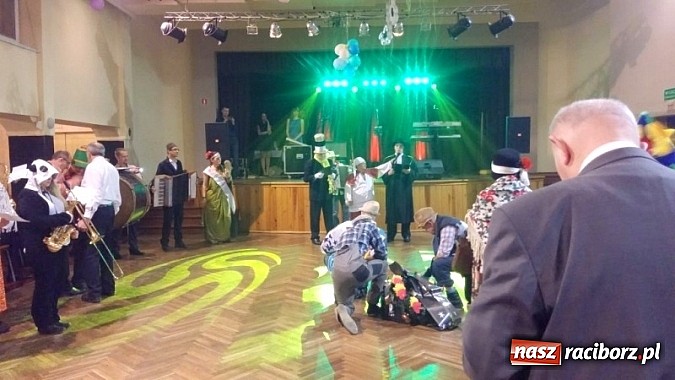 Zdjęcie w galerii na portalu naszraciborz.pl: Walentynkowe pogrzebanie basa w Krzanowicach wiadomości z regionu