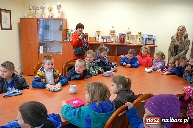 Zdjęcie w galerii na portalu naszraciborz.pl: Przedszkolaki z wizytą u raciborskich policjantów wiadomości z regionu