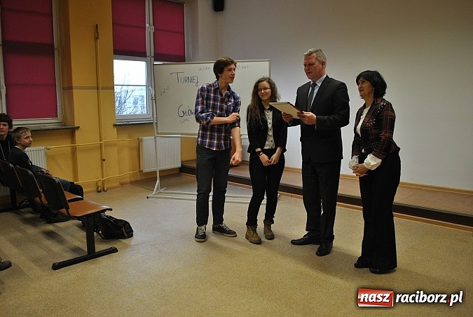 Zdjęcie w galerii na portalu naszraciborz.pl: Mądre Głowy - turniej dla gimnazjalist&oacute;w w Budowlance wiadomości z regionu