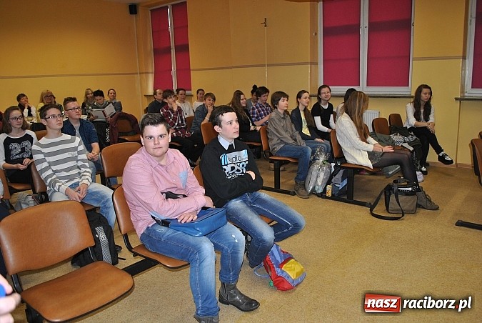 Zdjęcie w galerii na portalu naszraciborz.pl: Mądre Głowy - turniej dla gimnazjalist&oacute;w w Budowlance wiadomości z regionu