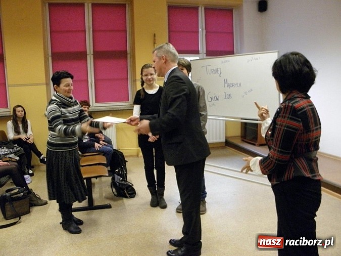 Zdjęcie w galerii na portalu naszraciborz.pl: Mądre Głowy - turniej dla gimnazjalist&oacute;w w Budowlance wiadomości z regionu