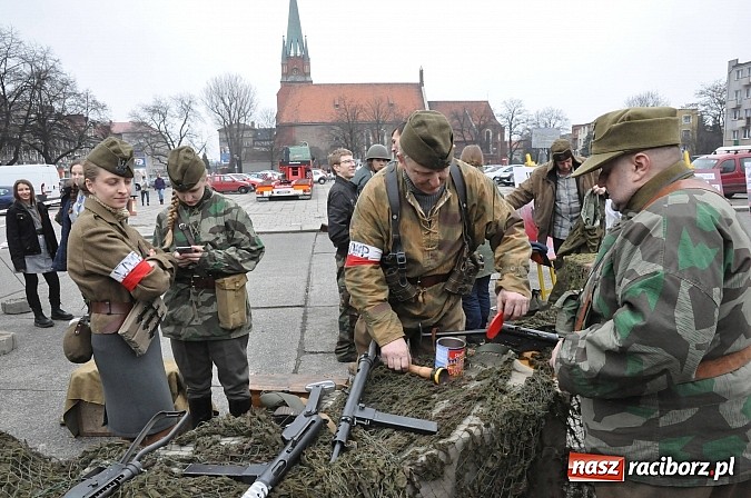 Zdjęcie w galerii na portalu naszraciborz.pl: Odbicie polskich patriotów z rąk bezpieki - raciborska inscenizacja z okazji Narodowego Dnia Pamięci Żołnierzy Wyklętych wiadomości z regionu