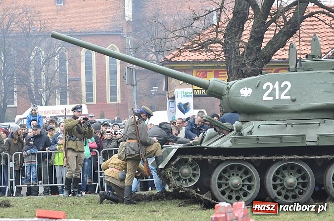 Zdjęcie w galerii na portalu naszraciborz.pl: Odbicie polskich patriotów z rąk bezpieki - raciborska inscenizacja z okazji Narodowego Dnia Pamięci Żołnierzy Wyklętych wiadomości z regionu