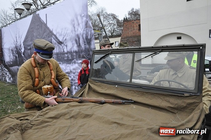 Zdjęcie w galerii na portalu naszraciborz.pl: Odbicie polskich patriotów z rąk bezpieki - raciborska inscenizacja z okazji Narodowego Dnia Pamięci Żołnierzy Wyklętych wiadomości z regionu