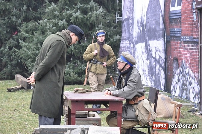 Zdjęcie w galerii na portalu naszraciborz.pl: Odbicie polskich patriotów z rąk bezpieki - raciborska inscenizacja z okazji Narodowego Dnia Pamięci Żołnierzy Wyklętych wiadomości z regionu