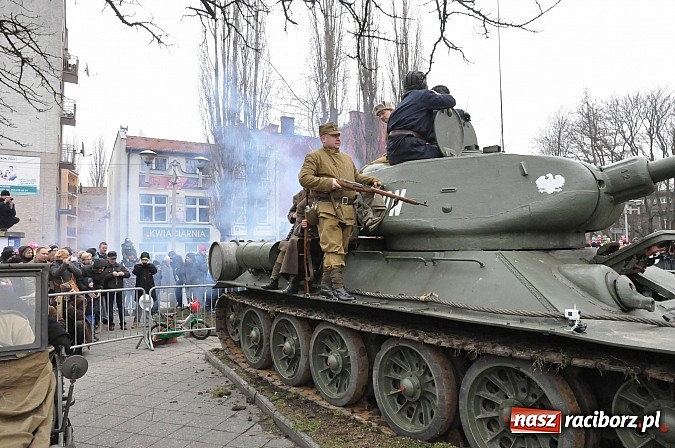 Zdjęcie w galerii na portalu naszraciborz.pl: Odbicie polskich patriotów z rąk bezpieki - raciborska inscenizacja z okazji Narodowego Dnia Pamięci Żołnierzy Wyklętych wiadomości z regionu
