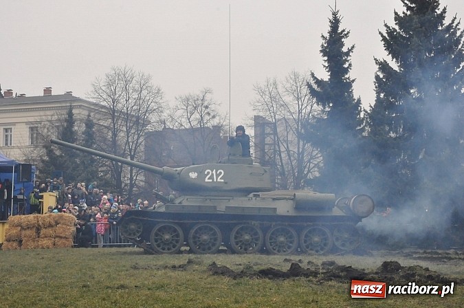 Zdjęcie w galerii na portalu naszraciborz.pl: Odbicie polskich patriotów z rąk bezpieki - raciborska inscenizacja z okazji Narodowego Dnia Pamięci Żołnierzy Wyklętych wiadomości z regionu