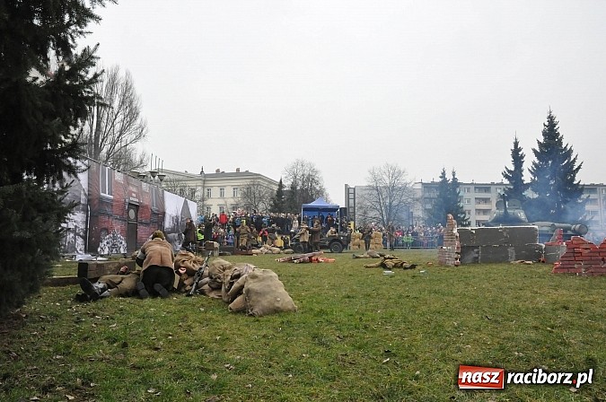 Zdjęcie w galerii na portalu naszraciborz.pl: Odbicie polskich patriotów z rąk bezpieki - raciborska inscenizacja z okazji Narodowego Dnia Pamięci Żołnierzy Wyklętych wiadomości z regionu