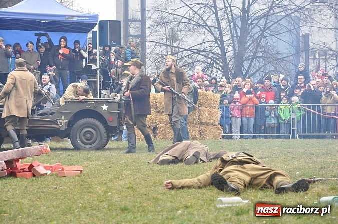 Zdjęcie w galerii na portalu naszraciborz.pl: Odbicie polskich patriotów z rąk bezpieki - raciborska inscenizacja z okazji Narodowego Dnia Pamięci Żołnierzy Wyklętych wiadomości z regionu