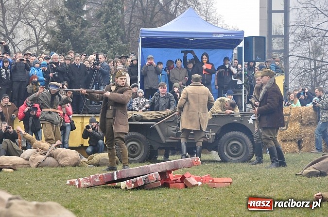 Zdjęcie w galerii na portalu naszraciborz.pl: Odbicie polskich patriotów z rąk bezpieki - raciborska inscenizacja z okazji Narodowego Dnia Pamięci Żołnierzy Wyklętych wiadomości z regionu