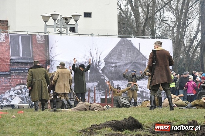 Zdjęcie w galerii na portalu naszraciborz.pl: Odbicie polskich patriotów z rąk bezpieki - raciborska inscenizacja z okazji Narodowego Dnia Pamięci Żołnierzy Wyklętych wiadomości z regionu