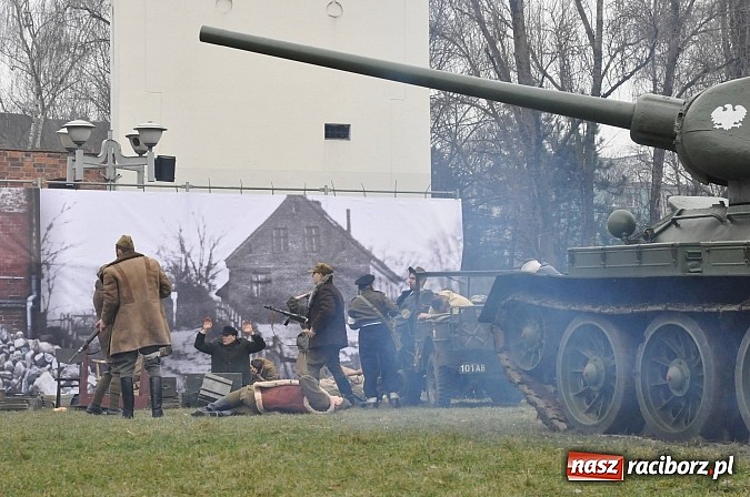 Zdjęcie w galerii na portalu naszraciborz.pl: Odbicie polskich patriotów z rąk bezpieki - raciborska inscenizacja z okazji Narodowego Dnia Pamięci Żołnierzy Wyklętych wiadomości z regionu