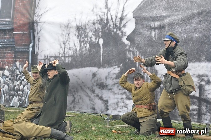 Zdjęcie w galerii na portalu naszraciborz.pl: Odbicie polskich patriotów z rąk bezpieki - raciborska inscenizacja z okazji Narodowego Dnia Pamięci Żołnierzy Wyklętych wiadomości z regionu