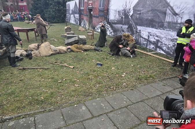 Zdjęcie w galerii na portalu naszraciborz.pl: Odbicie polskich patriotów z rąk bezpieki - raciborska inscenizacja z okazji Narodowego Dnia Pamięci Żołnierzy Wyklętych wiadomości z regionu