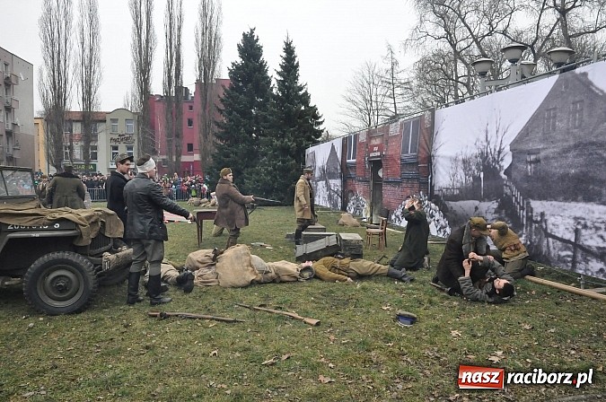 Zdjęcie w galerii na portalu naszraciborz.pl: Odbicie polskich patriotów z rąk bezpieki - raciborska inscenizacja z okazji Narodowego Dnia Pamięci Żołnierzy Wyklętych wiadomości z regionu