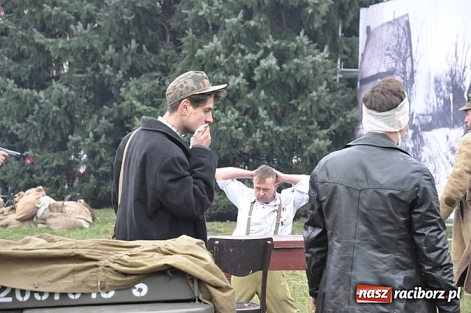 Zdjęcie w galerii na portalu naszraciborz.pl: Odbicie polskich patriotów z rąk bezpieki - raciborska inscenizacja z okazji Narodowego Dnia Pamięci Żołnierzy Wyklętych wiadomości z regionu