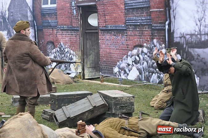 Zdjęcie w galerii na portalu naszraciborz.pl: Odbicie polskich patriotów z rąk bezpieki - raciborska inscenizacja z okazji Narodowego Dnia Pamięci Żołnierzy Wyklętych wiadomości z regionu