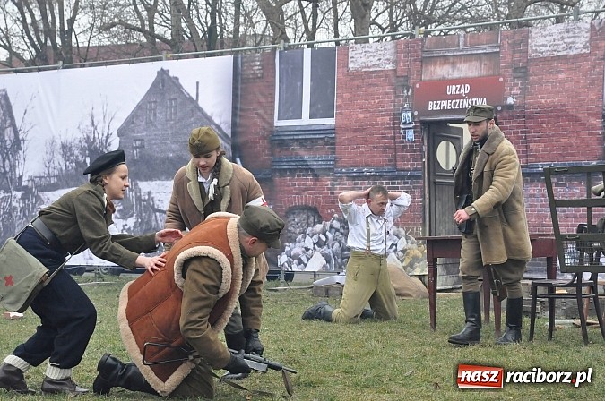 Zdjęcie w galerii na portalu naszraciborz.pl: Odbicie polskich patriotów z rąk bezpieki - raciborska inscenizacja z okazji Narodowego Dnia Pamięci Żołnierzy Wyklętych wiadomości z regionu