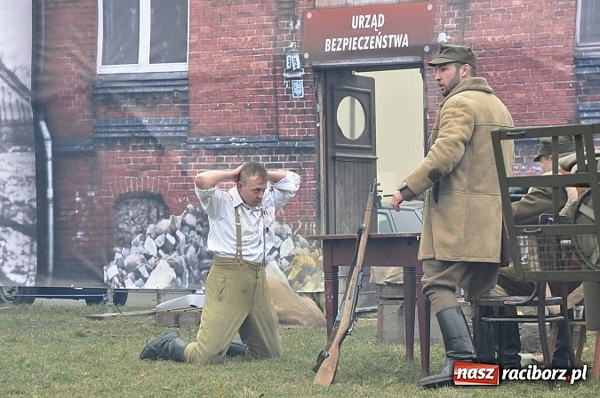 Zdjęcie w galerii na portalu naszraciborz.pl: Odbicie polskich patriotów z rąk bezpieki - raciborska inscenizacja z okazji Narodowego Dnia Pamięci Żołnierzy Wyklętych wiadomości z regionu