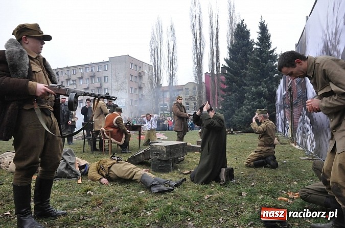 Zdjęcie w galerii na portalu naszraciborz.pl: Odbicie polskich patriotów z rąk bezpieki - raciborska inscenizacja z okazji Narodowego Dnia Pamięci Żołnierzy Wyklętych wiadomości z regionu