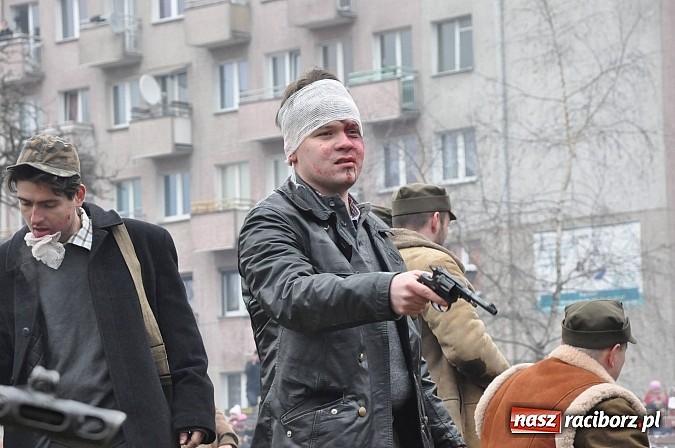 Zdjęcie w galerii na portalu naszraciborz.pl: Odbicie polskich patriotów z rąk bezpieki - raciborska inscenizacja z okazji Narodowego Dnia Pamięci Żołnierzy Wyklętych wiadomości z regionu