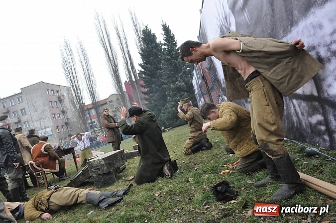 Zdjęcie w galerii na portalu naszraciborz.pl: Odbicie polskich patriotów z rąk bezpieki - raciborska inscenizacja z okazji Narodowego Dnia Pamięci Żołnierzy Wyklętych wiadomości z regionu