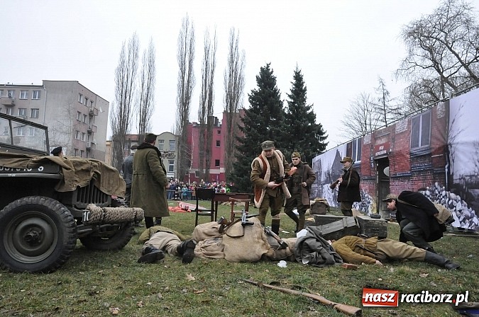 Zdjęcie w galerii na portalu naszraciborz.pl: Odbicie polskich patriotów z rąk bezpieki - raciborska inscenizacja z okazji Narodowego Dnia Pamięci Żołnierzy Wyklętych wiadomości z regionu