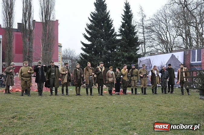 Zdjęcie w galerii na portalu naszraciborz.pl: Odbicie polskich patriotów z rąk bezpieki - raciborska inscenizacja z okazji Narodowego Dnia Pamięci Żołnierzy Wyklętych wiadomości z regionu