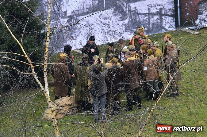 Zdjęcie w galerii na portalu naszraciborz.pl: Odbicie polskich patriotów z rąk bezpieki - raciborska inscenizacja z okazji Narodowego Dnia Pamięci Żołnierzy Wyklętych wiadomości z regionu