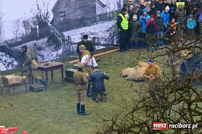 Zdjęcie w galerii na portalu naszraciborz.pl: Odbicie polskich patriotów z rąk bezpieki - raciborska inscenizacja z okazji Narodowego Dnia Pamięci Żołnierzy Wyklętych wiadomości z regionu