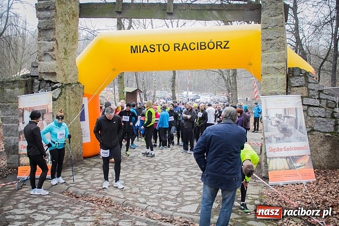 Zdjęcie w galerii na portalu naszraciborz.pl: Ponad dwustu uczestników wystartowało w IV Biegu Twardziela w lesie Obora wiadomości z regionu