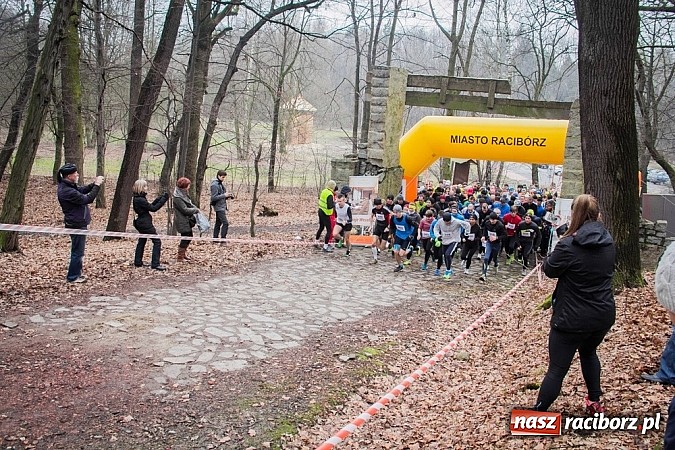 Zdjęcie w galerii na portalu naszraciborz.pl: Ponad dwustu uczestników wystartowało w IV Biegu Twardziela w lesie Obora wiadomości z regionu