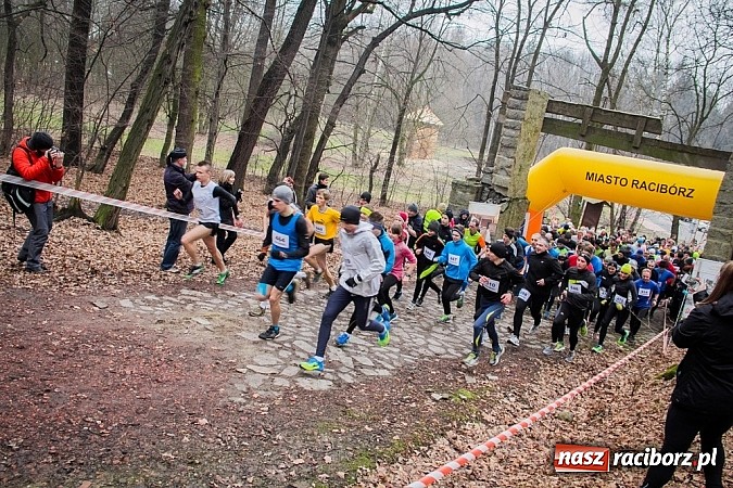 Zdjęcie w galerii na portalu naszraciborz.pl: Ponad dwustu uczestników wystartowało w IV Biegu Twardziela w lesie Obora wiadomości z regionu