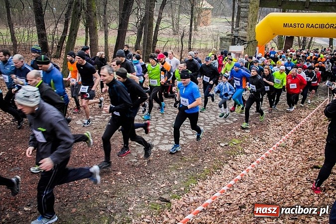 Zdjęcie w galerii na portalu naszraciborz.pl: Ponad dwustu uczestników wystartowało w IV Biegu Twardziela w lesie Obora wiadomości z regionu