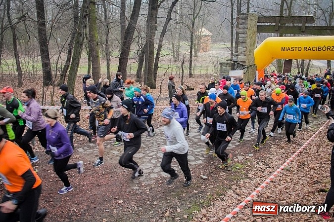 Zdjęcie w galerii na portalu naszraciborz.pl: Ponad dwustu uczestników wystartowało w IV Biegu Twardziela w lesie Obora wiadomości z regionu
