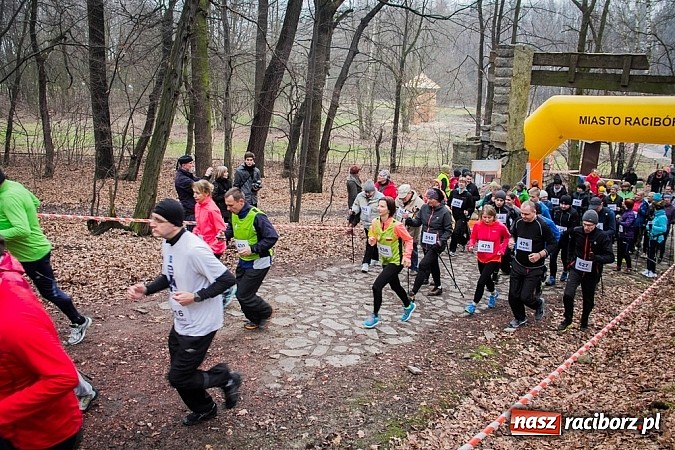 Zdjęcie w galerii na portalu naszraciborz.pl: Ponad dwustu uczestników wystartowało w IV Biegu Twardziela w lesie Obora wiadomości z regionu
