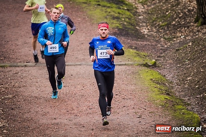Zdjęcie w galerii na portalu naszraciborz.pl: Ponad dwustu uczestników wystartowało w IV Biegu Twardziela w lesie Obora wiadomości z regionu