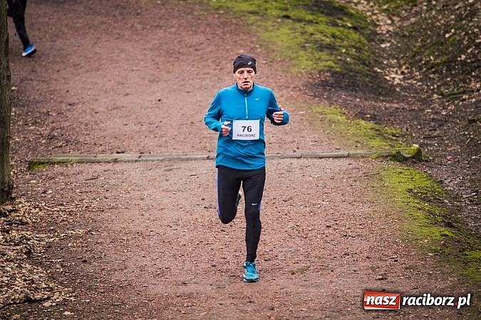 Zdjęcie w galerii na portalu naszraciborz.pl: Ponad dwustu uczestników wystartowało w IV Biegu Twardziela w lesie Obora wiadomości z regionu