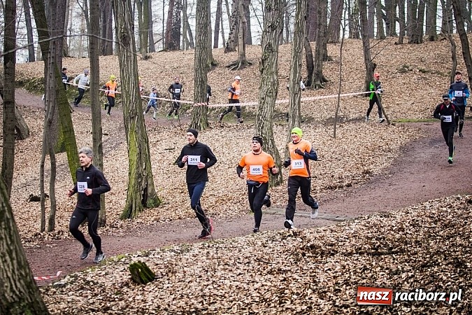 Zdjęcie w galerii na portalu naszraciborz.pl: Ponad dwustu uczestników wystartowało w IV Biegu Twardziela w lesie Obora wiadomości z regionu
