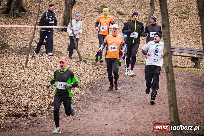 Zdjęcie w galerii na portalu naszraciborz.pl: Ponad dwustu uczestników wystartowało w IV Biegu Twardziela w lesie Obora wiadomości z regionu