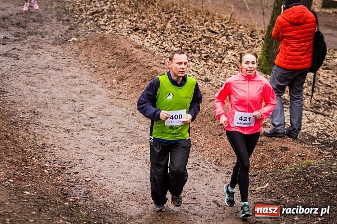 Zdjęcie w galerii na portalu naszraciborz.pl: Ponad dwustu uczestników wystartowało w IV Biegu Twardziela w lesie Obora wiadomości z regionu