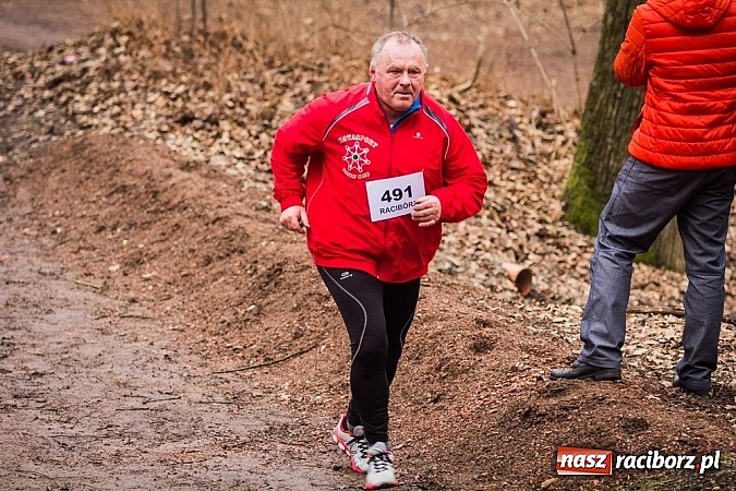 Zdjęcie w galerii na portalu naszraciborz.pl: Ponad dwustu uczestników wystartowało w IV Biegu Twardziela w lesie Obora wiadomości z regionu