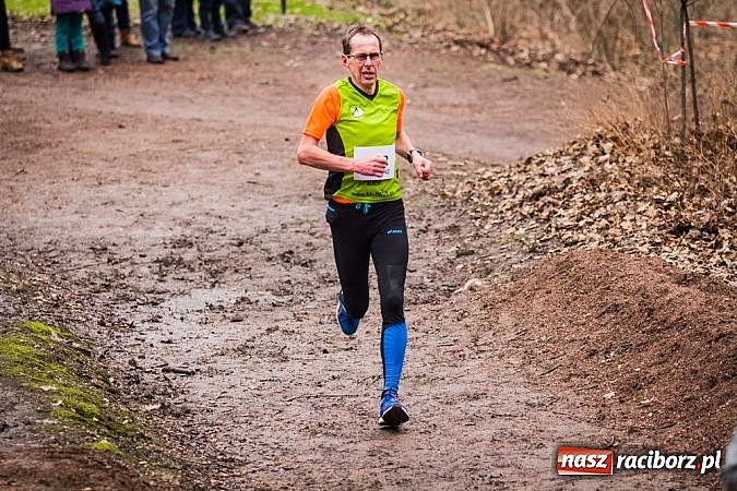 Zdjęcie w galerii na portalu naszraciborz.pl: Ponad dwustu uczestników wystartowało w IV Biegu Twardziela w lesie Obora wiadomości z regionu