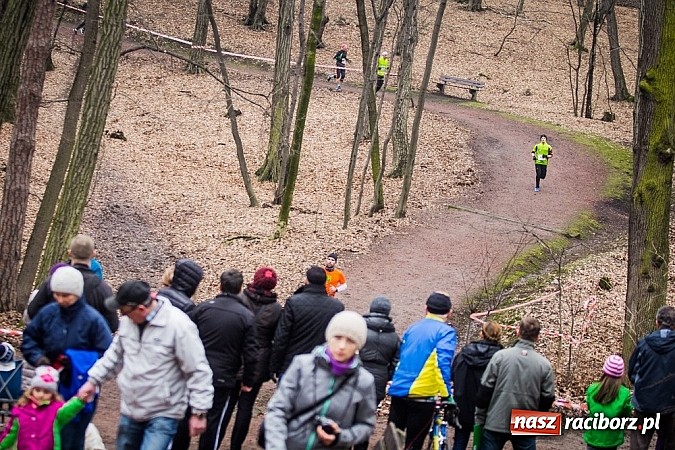 Zdjęcie w galerii na portalu naszraciborz.pl: Ponad dwustu uczestników wystartowało w IV Biegu Twardziela w lesie Obora wiadomości z regionu